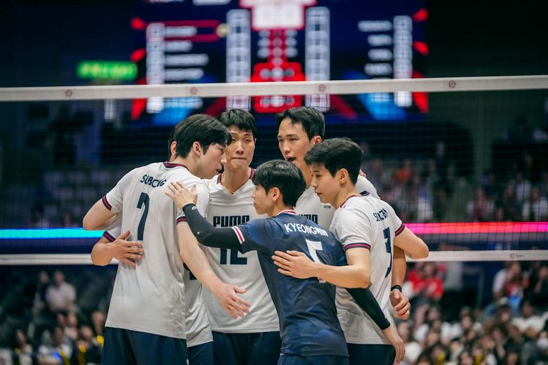 남자배구 대표팀이 13일 일본 후쿠오카현 기타큐슈시 기타큐슈시립종합체육관에서 열린 2026 아시아남자배구선수권대회 3~4위 결정전에서 호주를 상대로 득점을 낸 뒤 기뻐하고 있다. 뉴시스