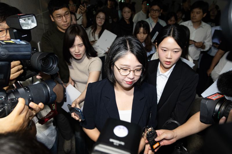 용혜인 성평등가족부 장관 후보자(가운데)가 13일 국회 소통관에서 후보직 사퇴 기자회견을 마친 후 이동하고 있다. 용 후보자 사퇴로 여성가족부 시절부터 최근 3년 새 장관 후보자 중도사퇴자는 김행·강선우 후보자에 이어 3명으로 늘어 '낙마 잔혹사'가 되풀이됐다.뉴스1