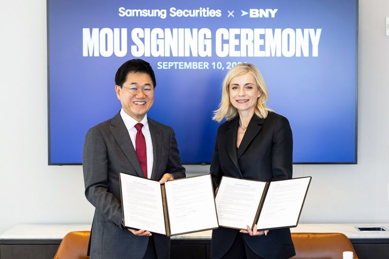 지난 10일(현지시간) 미국 뉴욕 BNY 본사에서 박종문 삼성증권 사장(왼쪽)과 카팅카 월스트롬 BNY 최고 고객 책임자가 업무협약을 체결한 뒤 기념 촬영을 하고 있다. 삼성증권 제공