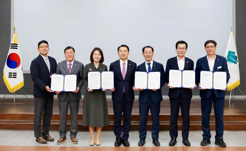 SK텔레콤 김우람 대외지원실장(왼쪽부터), 김윤철 합천군수, SK텔레콤 이혜연 고객가치혁신실장, 신성범 국회의원, 유명현 산청군수, 이홍기 거창군수, 진병영 함양군수가 지난 11일 산청구청 대회의실에서 지역 주민의 안전한 통신 서비스 이용과 디지털 정보격차 해소를 위한 '찾아가는 서비스' 업무협약(MOU)을 체결하고 기념 촬영을 하고 있다. SK텔레콤 제공
