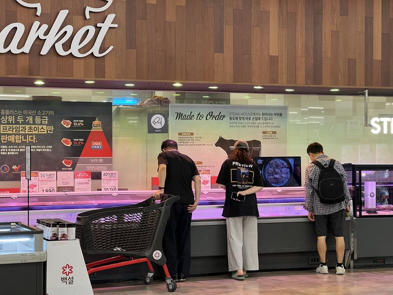 지난 11일 서울 영등포구 홈플러스 메가푸드마켓에서 시민들이 장을 보고 있다. 사진=김현지 기자