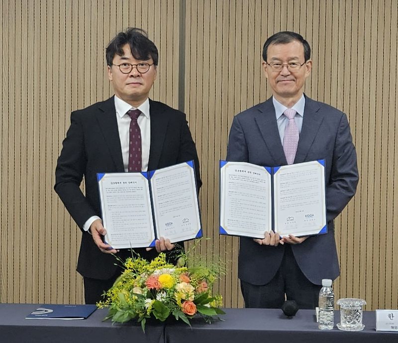 지난 11일 열린 업무협약식'에서 한만희 해외건설협회 회장(오른쪽)과 김한모 한국디벨로퍼협회 회장이 기념촬영을 하고 있다. 해외건설협회 제공