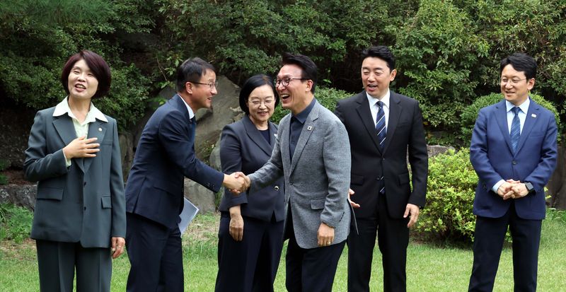 김민석 더불어민주당 대표가 13일 서울 종로구 삼청동 국무총리 서울공관에서 열린 고위당정협의회에 참석하며 한병도 원내대표와 인사나누고 있다. 뉴스1