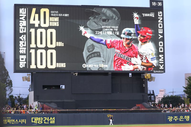 KIA 타이거즈 김도영이 13일 광주-기아 챔피언스필드에서 열린 2026 신한SOL KBO리그 한화 이글스전에서 5회말 1타점 적시타를 때려 역대 최연소 시즌 40홈런-100타점-100득점을 달성했다. (KIA 타이거즈 제공)