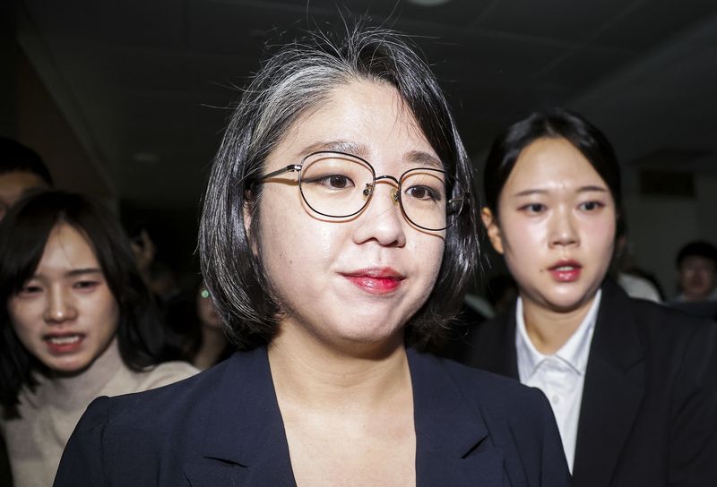[서울=뉴시스] 정병혁 기자 = 용혜인 성평등가족부 장관 후보자가 13일 서울 여의도 국회 소통관에서 장관 후보직 사퇴 기자회견을 마친 뒤 이동하며 취재진 질문을 듣고 있다. 2026.09.13. jhope@newsis.com /사진=뉴시스