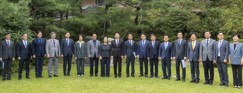 한성숙 국무총리와 김민석 더불어민주당 대표, 강훈식 대통령 비서실장을 비롯한 참석자들이 13일 서울 종로구 국무총리 서울공관에서 열린 제11차 고위당정협의회에서 기념촬영을 하고 있다. (공동취재) 2026.9.13 ⓒ 뉴스1 김성진 기자
