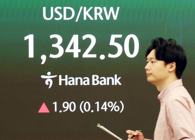 10일 오전 서울 중구 하나은행 딜링룸에서 딜러들이 업무를 하고 있다./사진=뉴시스