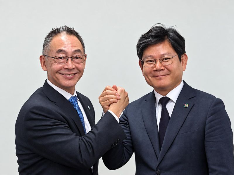 ■ 기타무라 슈이치로 일본변리사회장 △오사카대 공학부 정밀공학과 졸업 △변리사법인 R&C 대표 파트너 △2014년 일본변리사회 부회장 △2015년 일본변리사회 변리사법개정위원장 △2016~2017년 일본변리사회 중앙지식재산연구소장 △2021년 일본변리사회 컴플라이언스위원장 △2023년 일본변리사회 간사이회 회장 △2024년 일본변리사회 집행이사 △2025년~일본변리사회 회장 ■ 전종학 대한변리사회장 △1970년 경남 거창 △고려대 전자공학, 미국 캘리포니아대 데이비스캠퍼스 로스쿨, 고려대 박사 수료 △2003년 10월~경은국제특허법