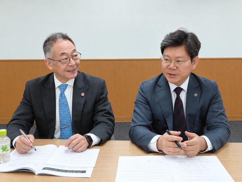전종학 대한변리사회 회장(오른쪽)이 지난 11일 일본 도쿄 일본변리사회 회관에서 열린 기타무라 슈이치로 일본변리사회 회장과의 공동 인터뷰에서 발언하고 있다. 한·일 변리사회는 생성형 인공지능(AI) 확산에 따른 부실 출원과 특허 심사 부담에 공동 대응하기 위해 교류 45년 만에 첫 상시 실무 워킹그룹을 만들기로 했다. 대한변리사회 제공