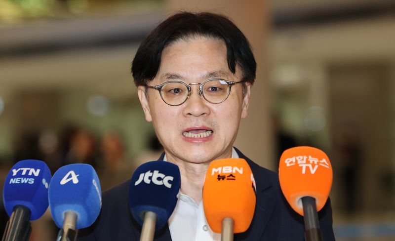 대미투자협상 마무리차 방미했던 김정관 산업통상부 장관이 13일 인천국제공항 제2여객터미널을 통해 입국, 취재진 질문에 답하고 있다. 연합뉴스