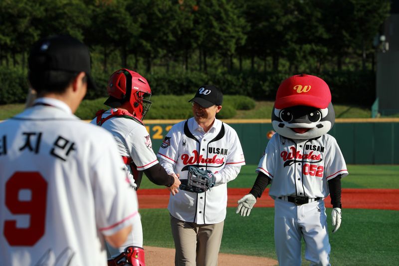 김상욱 울산시장이 13일 울산 문수야구장에서 열린 KBO 퓨처스리그 마지막 홈경기에서 시구를 한 뒤 포수와 인사를 나누고 있다. 이날 울산 웨일즈는 kt 위즈를 6 대 0으로 누르고 포스트시즌 진출을 확정 지었다. 울산시 제공