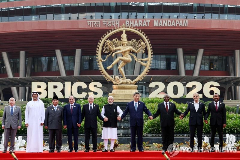 비(非)서방 신흥경제국 모임인 브릭스(BRICS) 회원국 정상들이 13일 뉴델리 회의장 앞에서 서로 손을 맞잡은 채 협력과 단결을 강조하고 있다. 회의는 이틀 일정의 정상회의를 마치고 이날 폐막했다. 연합뉴스