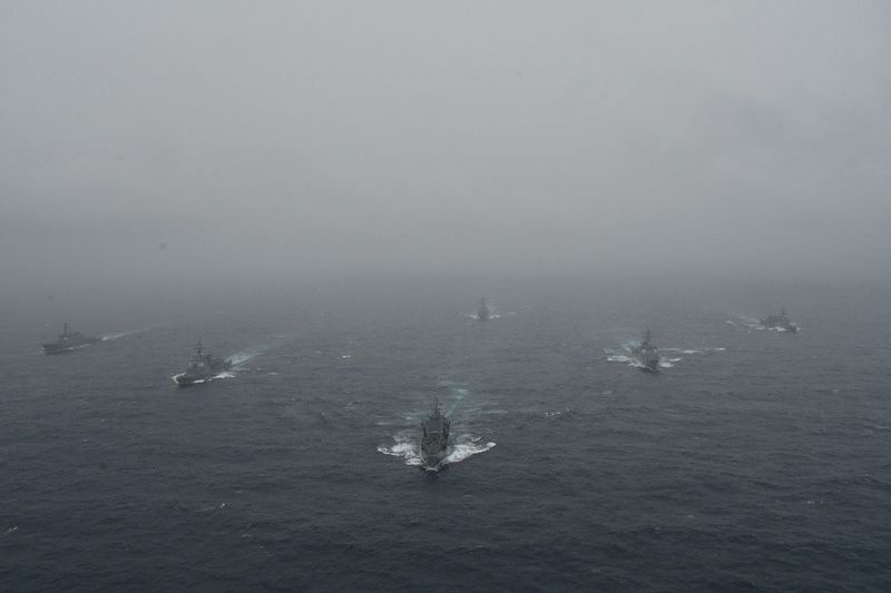 한미일 3국 함정들이 10일 제주 동·남방 공해상에서 북한의 핵·미사일 위협에 대한 억제 및 대응능력을 향상하고, 지역의 평화와 안정을 수호하기 위해 '2026년 프리덤 에지 훈련'을 실시했다. 지난 7~11일까지 닷새간 제주 동·남방 공해상에서 실시된 이번 훈련은 한미연합사나 미 인도·태평양사령부가 주관하던 관례를 깨고 최초로 주일미군사령부가 작전을 주관해 중대한 전략적 변화를 시사했다. 합동참모본부 제공