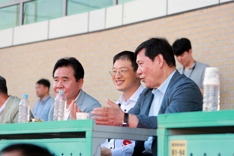 김상욱 울산시장과 허구연 KBO 총재가 13일 울산 문수야구장에서 진행된 울산 웨일즈와 kt 위즈와의 경기를 관람하면서 의견을 나누고 있다. 울산시 제공