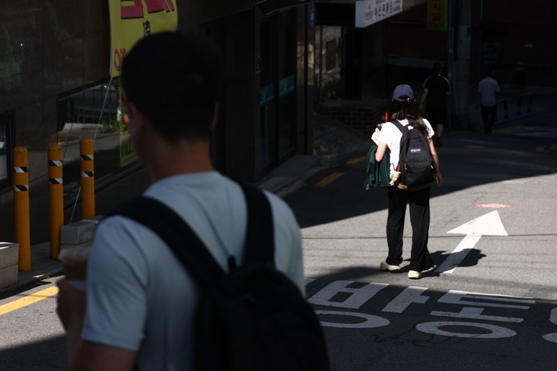 서울 동작취업지원센터 인근을 지나는 취준생 모습. /사진=뉴시스