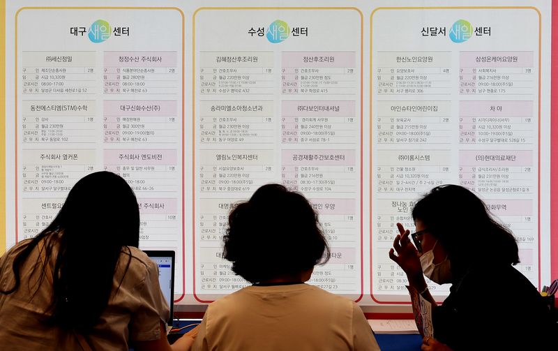 지난 9월 10일 대구 북구 삼성창조캠퍼스 내 중앙컨벤션센터에서 열린 '2026 대구 양성평등 페스타·여성행복 일자리 박람회'를 찾은 구직자들이 현장면접업체를 살펴보고 있다. 뉴시스