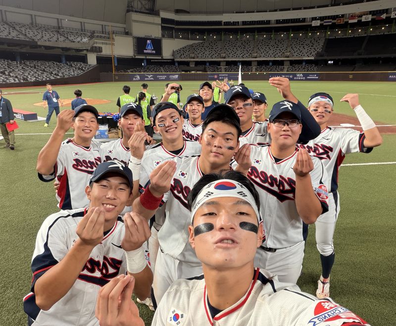 제14회 U18 아시아청소년야구선수권대회 우승을 차지한 뒤 기뻐하는 한국 U18 야구대표팀 선수들. 뉴스1