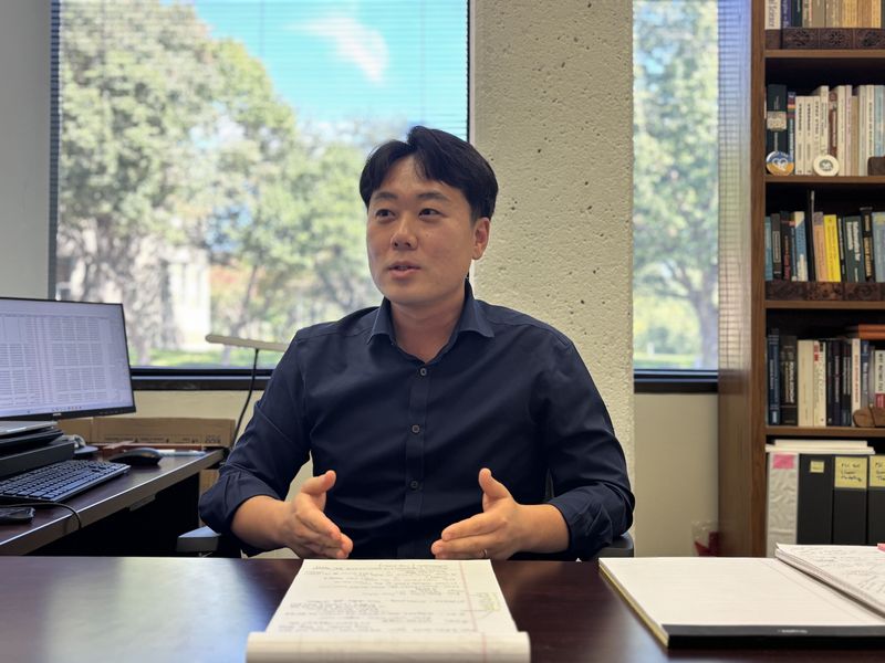 [댈러스=뉴시스]이윤희 특파원 = 공화당 전당대회가 개최 중인 10일(현지 시간) 텍사스주 댈러스에서 심규상 텍사스주립대 댈러스 정치학과 조교수가 뉴시스 등 취재진과 인터뷰하고 있다. 2026.09.12.