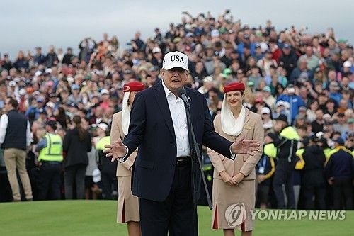 도널드 트럼프 미국 대통령이 13일(현지 시간) 아일랜드 둔베그의 트럼프 인터내셔널 골프 링크스에서 열린 골프대회에서 연설하고 있다. AP 뉴시스