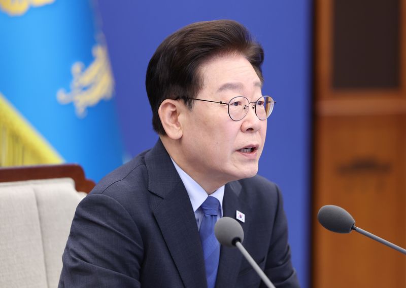 이재명 대통령이 지난 11일 청와대에서 열린 수석보좌관회의에서 발언하고 있다. 뉴시스