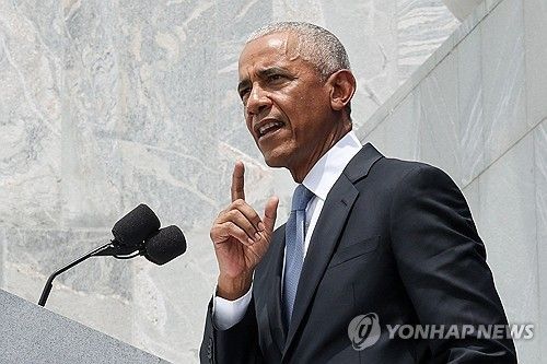 오바마 전 미국 대통령이 최근 한 자리에서 연설하고 있다. 연합뉴스