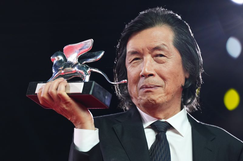 [베네치아=AP/뉴시스] 영화 '가능한 사랑'으로 심사위원대상을 수상한 이창동 감독이 12일(현지 시간) 이탈리아 베네치아에서 열린 제83회 베니스 영화제 폐막식에서 포즈를 취하고 있다. 2026.09.13