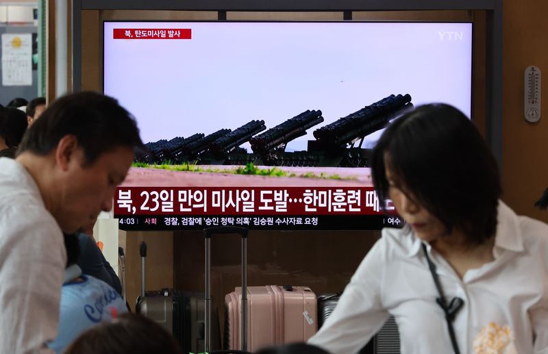 [서울=뉴시스] 황준선 기자 = 12일 서울역 대합실 TV에 북한의 탄도미사일 발사 관련 보도가 방영되고 있다. 합참에 따르면 우리 군은 이날 오전 5시20분께부터 북한 원산 일대에서 동해상으로 수차례 단거리 탄도미사일을 발사 했으며 "포착된 북한 미사일은 약 250㎞를 비행했다"며 "정확한 제원에 대해서는 한미가 정밀분석 중에 있다"고 밝혔다. 2026.09.12. hwang@newsis.com