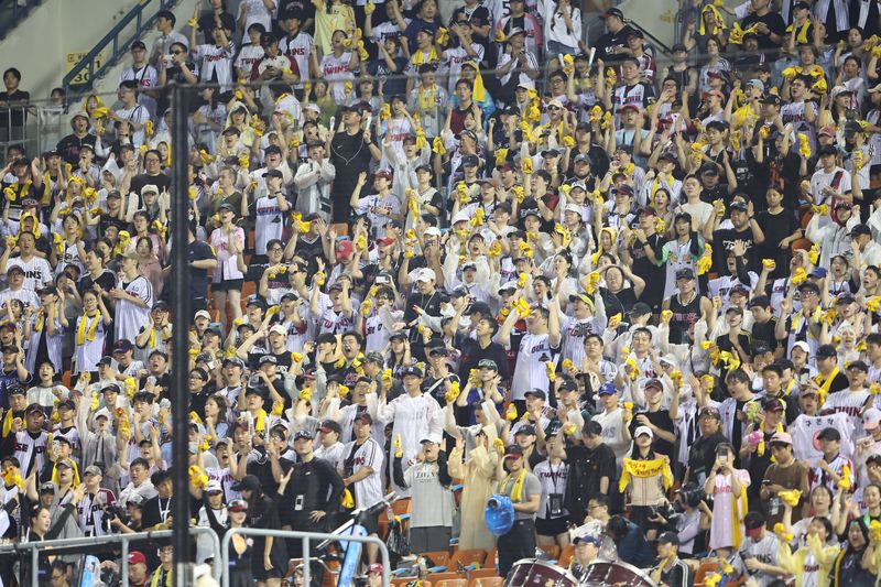 [서울=뉴시스] 김금보 기자 = 프로야구가 3년 연속 1000만 관중을 기록한 26일 서울 송파구 잠실야구장을 찾은 관중들이 2026 KBO리그 NC다이노스와 LG트윈스의 경기 관람을 즐기고 있다. 2026.08.26. kgb@newsis.com