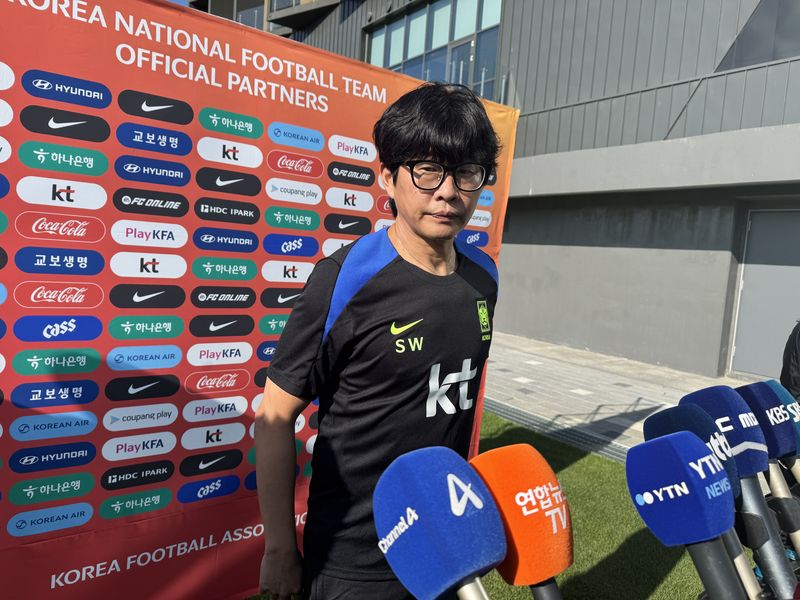 [천안=뉴시스] 김진엽 기자= 한국 여자 축구 대표팀의 신상우 감독이 7일 코리안풋볼파크에서 진행된 2026 아이치·나고야 아시안게임 여자 축구 종목 소집 훈련 전 취재진의 질문에 답하고 있다. 2026.09.07. wlsduq123@newsis.com
