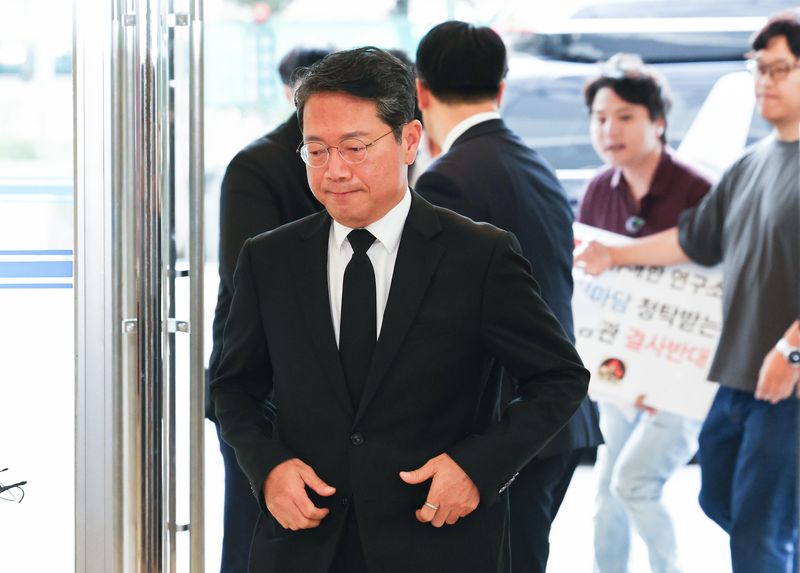 김승원 법무부 장관 후보가 14일 오전 서울 종로구 적선현대빌딩에 마련된 인사청문회 준비 사무실로 출근하고 있다. 뉴스1