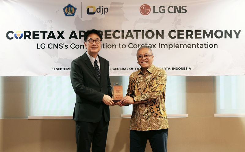LG CNS 디지털비즈니스사업부장 김홍근 부사장(왼쪽)과 이완 드주니아르디 재무부장관 특별보좌관이 11일(현지시간) 인도네시아 자카르타 국세청에서 열린 감사패 전달식에서 기념사진을 촬영하는 모습.LG CNS 제공