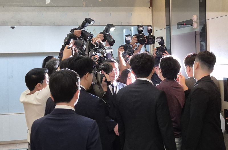 14일 유튜버와 취재진에게 둘러싸인 김승원 법무부 장관 후보자. 사진=최은솔 기자