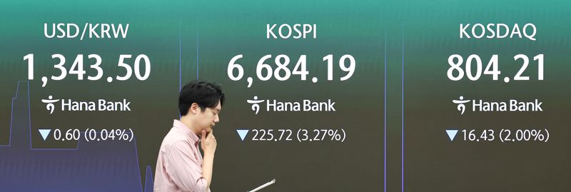 14일 오전 서울 중구 하나은행 딜링룸 전광판에 코스피 지수 등 시황이 표시되고 있다. 코스피는 전일 대비 3.14% 내린 6692.61로 출발했다. 뉴스1