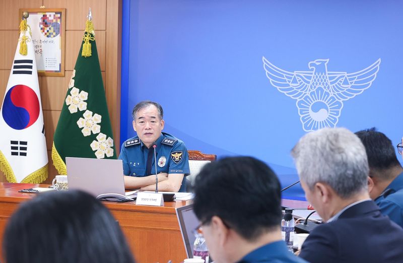 경찰 수사개혁위원회가 14일 김종철 경찰청장 직무대행과 첫 상견례를 갖고 수사부서 순환인사와 징계제도 개선, 적정 수사인력과 사건처리기간 등 경찰 수사 전반의 개혁 과제를 논의한다. 사진은 김종철 대행이 지난 10일 서울 서대문구 경찰청에서 한-중앙아시아 정상회의 경호안전대책 점검회의를 주재하고 있는 모습. 경찰청 제공