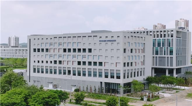 올해 바이오공정인력양성센터가 본격 가동되면서 송도는 글로벌 바이오 기업과 교육기관이 함께 인재를 키우는 바이오 인재 양성 생태계를 갖추게 됐다. 사진은 바이오공정인력양성센터 전경. 인천경제청 제공.