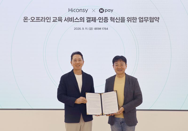 지난 11일 경기도 성남시 네이버 1784에서 박상진 네이버페이 대표(오른쪽)와 박근수 하이컨시 대표가 업무협약을 맺은 후 기념 촬영을 하고 있다. 네이버페이 제공