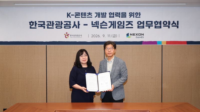 김영미 한국관광공사 관광AI혁신본부장(왼쪽)과 강인수 넥슨게임즈 경영총괄본부장이 K콘텐츠 개발 협력을 위한 업무협약 후 기념촬영을 하고 있다. 한국관광공사 제공