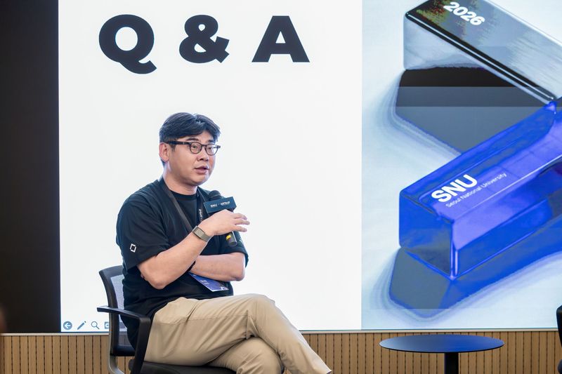 송치형 두나무 회장이 지난 10일 '웰컴데이(Welcome Day)' 행사에 참여한 창업자들의 질문에 답변하고 있다. 두나무 제공