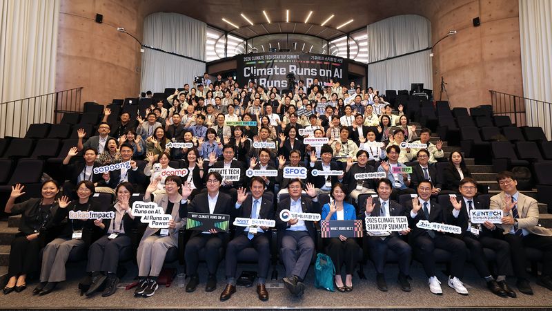 지난 10~12일 제주에서 열린 '기후테크 스타트업 서밋' 참석자들이 기념촬영을 하고 있다. 카카오 제공