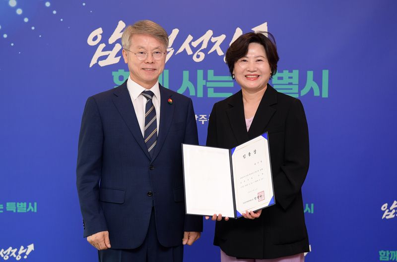 민형배 전남광주통합특별시장(광주특별시장·왼쪽)이 14일 배미경 신임 대변인(오른쪽)에게 임명장을 수여한 뒤 기념촬영을 하고 있다. 배미경 대변인의 임기는 2년이며, 업무 실적에 따라 5년까지 연장할 수 있다. 광주특별시 제공