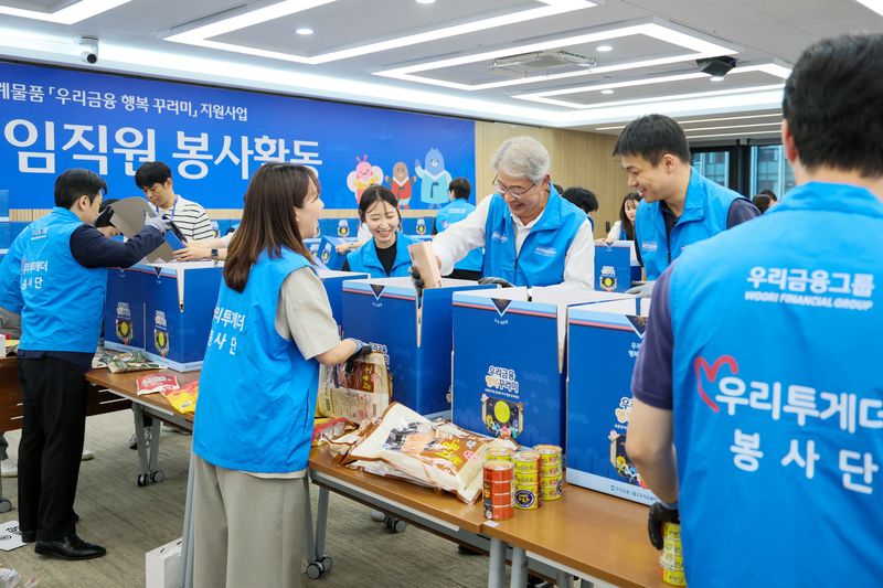 지난 1일 서울 중구 우리은행 본점에서 임종룡 우리금융그룹 회장(가운데)과 그룹 임직원들이 추석맞이 조손가정 지원 봉사활동을 진행했다. 우리금융그룹 제공