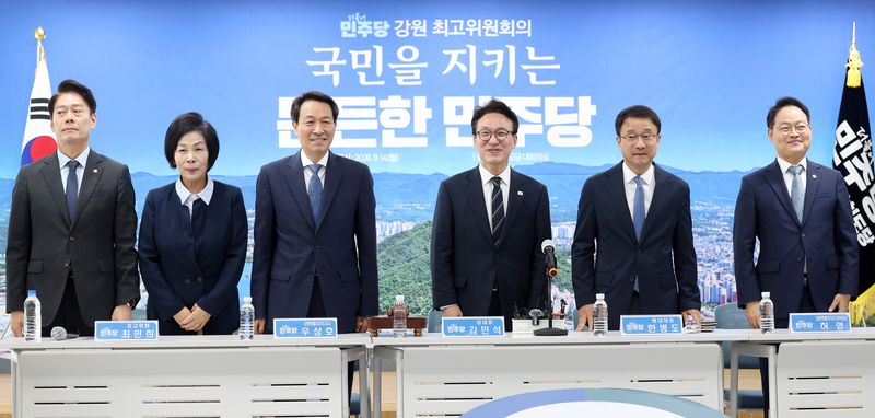 더불어민주당 김민석 대표(왼쪽 네번째)가 14일 강원 춘천시 더불어민주당 강원도당에서 열린 강원 최고위원회의에서 우상호 도지사, 최고위원 등 참석자들과 인사하고 있다. 연합뉴스