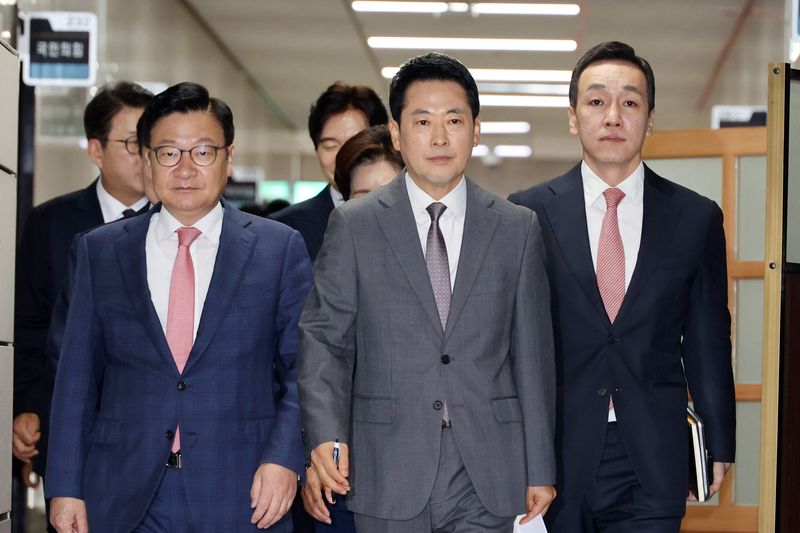 국민의힘 장동혁 대표가 14일 국회에서 열린 최고위원회의에 입장하고 있다. 사진=서동일 기자