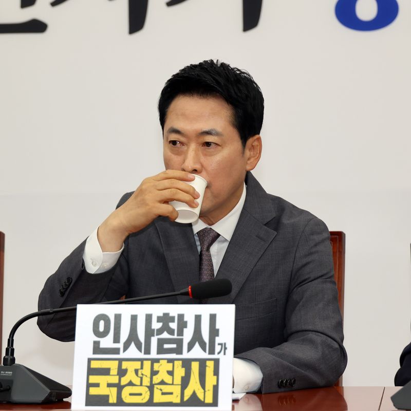 국민의힘 장동혁 대표가 14일 국회에서 열린 최고위원회의에서 물을 마시고 있다. 사진=서동일 기자