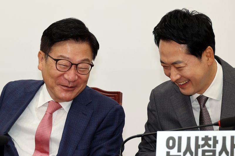 국민의힘 장동혁 대표와 정점식 원내대표가 14일 국회에서 열린 최고위원회의에서 밝은 표정으로 대화하고 있다. 사진=서동일 기자