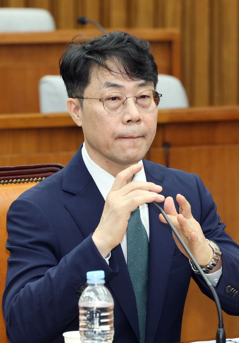 김성수 대법관 후보자가 14일 오전 서울 여의도 국회에서 열린 인사청문회에서 마이크를 만지고 있다. 뉴스1