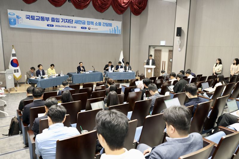 문성요 새만금개발청장이 지난 10일 새만금간척박물관에서 진행된 정책기자간담회에서 답변하고 있다. 사진=새만금개발청 제공