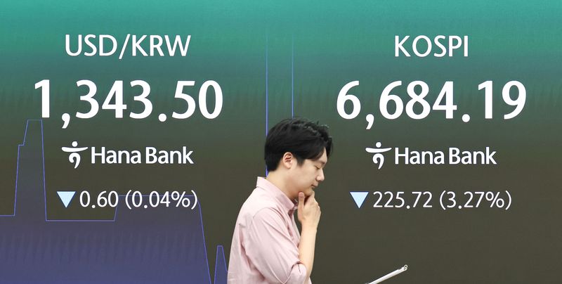 14일 오전 서울 중구 하나은행 딜링룸 전광판에 코스피 지수 등 시황이 표시되고 있다. 뉴스1