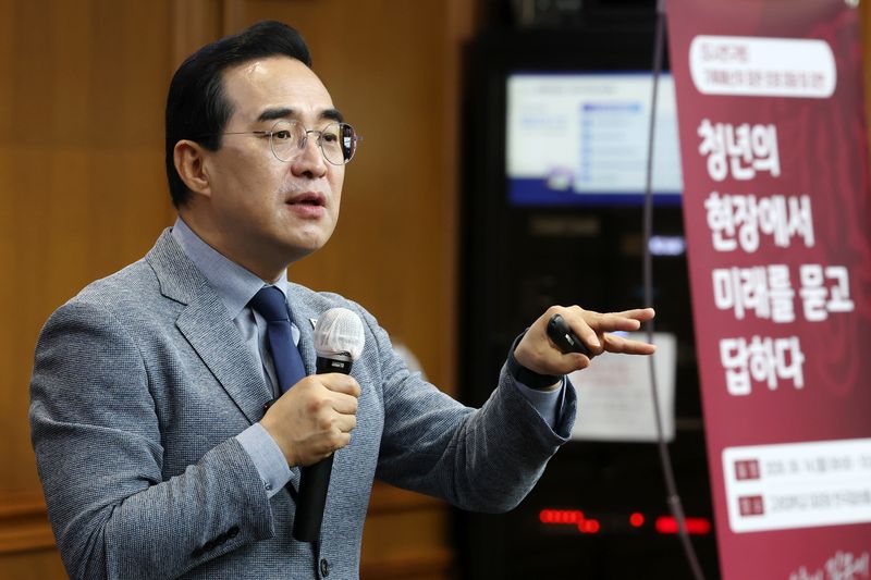 박홍근 기획예산처 장관이 지난 14일 서울 성북구 고려대학교 대강당에서 '대전환의 시대, 대한민국이 나아갈 길'을 주제로 특강을 하고 있다. 뉴시스