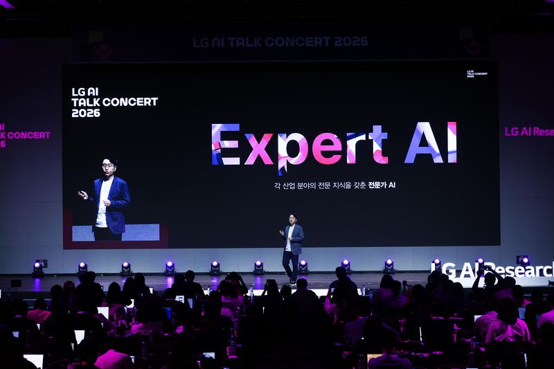 임우형 LG AI연구원 공동 연구원장이 14일 서울 강서구 마곡 LG사이언스파크 컨버전스홀에서 열린 'LG AI 토크 콘서트 2026'에서 기조연설을 하고 있다. LG AI연구원 제공